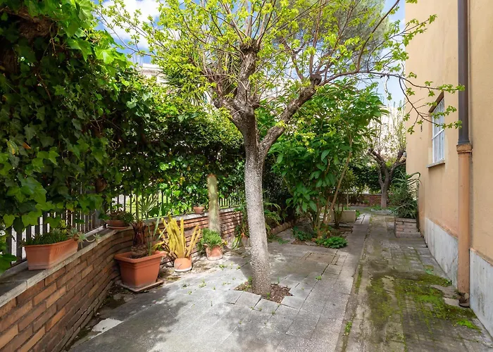 Chic Garden Retreat Colosseo 10 Min Metro B Apartment